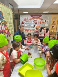 Imagen de la concejala de Consumo, Lidia López, en el concurso de cocina ‘Pequechef’ organizado para clausurar en el Cerca su Escuela de Pascua