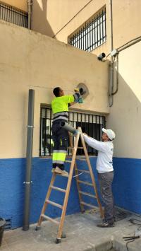 Imagen de los trabajos de reparación y mantenimiento en colegios de Alicante