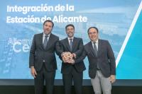 Imagen de archivo del alcalde de Alicante, Luis Barcala, junto con el ministro de Transportes y Movilidad Sostenible, Óscar Puente, y el president...
