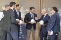 Imagen de la recepción del alcalde de Alicante, Luis Barcala, con representantes de la Real Federación Española de Balonmano 