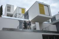 Imagen del alcalde de Alicante, Luis Barcala, en las 15 viviendas para alquiler joven del Portón en el Casco Antiguo 