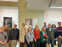 Imagen de la concejala de Cultura, Nayma Beldjilali, en la exposición que recuerda al pintor Emilio Varela y al músico Óscar Esplá