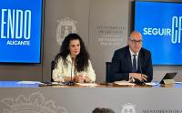 Imagen de los portavoces del equipo de Gobierno, Cristina Cutanda y Manuel Villar, en la rueda de prensa del Ayuntamiento de Alicante