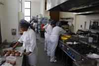 Imagen de los alumnos de la Escuela Taller del Ayuntamiento de Alicante de Cocina