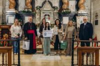 Imagen de la concejala de Cultura, Nayma Beldjilali, ha entregado los premios del concurso Miradas de la Santa Faz 2026 en el transcurso de la Pere...