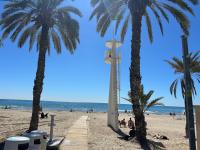 Torre de socorrismo en la playa del Postiguet