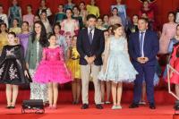 Imagen del alcalde de Alicante, Luis Barcala, junto a Valentina Tárraga Quesada, Bellea del Foc Infantil 2025, en el acto de la pasarela a candida...