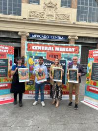 Imagen de la concejala de Mercados, Lidia López, en la presentación del Central Mercat Fest junto con comerciantes