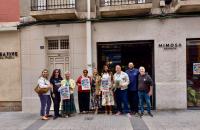 Imagen de la concejala de Comercio, Lidia López, junto a los comerciantes en la presentación de la fiesta de la Primavera Cultural de Quintana