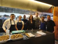Imagen de la concejala de Turismo, Ana Poquet, junto a cocineros de Alicante