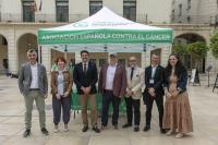 Imagen del alcalde de Alicante, Luis Barcala, en la  jornada de cuestación que lleva a cabo la Asociación Española contra el Cáncer