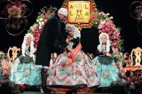 Imagen del alcalde de Alicante,Luis Barcala, imponiendo la banda a la nueva Bellea del Foc Infantil 2026, Leire Arellano Ruiz.
