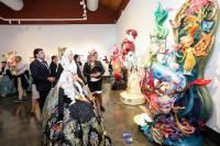 Imagen del alcalde de Alicante, Luis Barcala, y las Belleas del Foc 2026 visitando la exposición de ninots