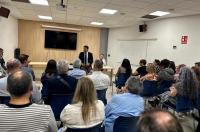 Imagen del alcalde de Alicante, Luis Barcala, en la reunión mantenida en el Cerca con 30 asociaciones comerciales y de hostelería de Alicante