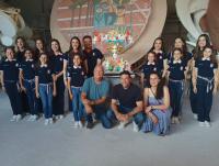 Imagen del alcalde de Alicante, Luis Barcala y a las Belleas del Foc -María Pastor y Leire Arellano-, junto a sus Damas de Honor, durante la visit...