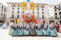 Imagen del alcalde de Alicante, Luis Barcala, con las Belleas del Foc y sus damas en la plaza del Ayuntamiento de Alicante