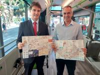 Imagen del concejal de Movilidad Urbana, Carlos de Juan, en la presentación del autobús gratuito para visitar las Hogueras especiales