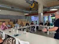 Imagen de los concejales de Comercio y Movilidad, Lidia López y Carlos de Juan, en la reunión mantenida con asociaciones de comerciantes y técni...