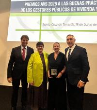 Imagen del concejal de Vivienda, Carlos de Juan, recibiendo el premio al mejor edificio por El Portón
