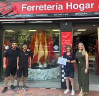 Imagen de la concejala de Comercio, Lidia López, en la entrega del primer premio del concurso de escaparates de Hogueras 2026 a Ferretería Hogar