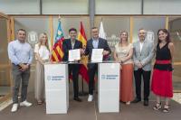 alcalde de Alicante, Luis Barcala, y el director general de la IFA, Alejandro Morant, en el acto de firma de sendos convenios por los que la Instit...
