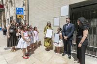 Imagen del alcalde de Alicante, Luis Barcala, y las Belleas del Foc poniendo el bando de Hogueras 2026