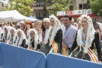 Imagen del alcalde de Alicante, Luis Barcala, junto a las Belleas del Foc 2026 y damas en la primera mascletà