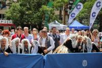 Imagen del alcalde de Alicante, Luis Barcala, junto con las Belleas de Foc 2026