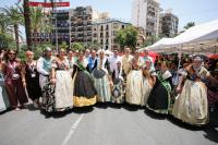 Imagen de las autoridades junto al alcalde de Alicante, Luis Barcala, y las Belleas y Damas del Foc en la tercera mascletà