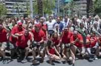 Imagen del alcalde de Alicante, Luis Barcala, junto a las Belleas y la Pirotecnia Piroalpa