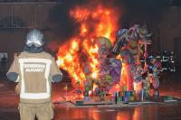 Imagen de bomberos en la Cremà de la hoguera oficial infantil en la plaza del Ayuntamiento de Alicante