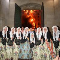 Imagen del alcalde de Alicante, Luis Barcala, junto a las Belleas y damas del Foc en la Nit del Foc 2026