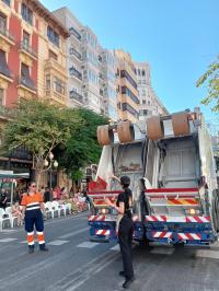 Imagen de operarios de limpieza en Hogueras