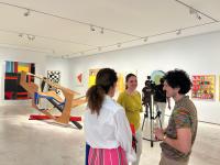 Imagen de la concejala de Cultura, Nayma Beldjilali, presentando la nueva exposición “Del color en el arte (Coloramas)”