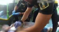 Imagen de agentes de Policía Local y Nacional salvando la vida en Alicante a un turista con una maniobra de reanimación