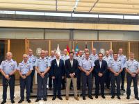 Imagen del alcalde de Alicante, Luis Barcala, junto al  jefe del Estado Mayor del Aire y el Espacio (JEMA), Francisco Braco