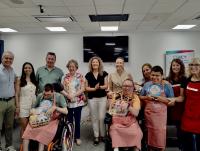 Imagen de la concejala de Comercio, Lidia López, en la entrega de premios del concurso de cocina 'Lápiz y Cuchara' del Cerca con los ganadores