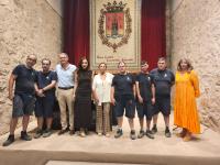 Imagen de la  la concejala de Turismo, Ana Poquet, y la presidenta de APSA, Nito Manero, junto a los trabajadores contratados en el Castillo