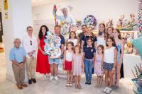 Imagen de la concejala de Fiestas, Cristina Cutanda, con los ninots indultats