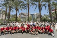 Imagen del alcalde de Alicante, Luis Barcala, junto con las Belleas del Foc y las damas y los representantes de la Pirotecnia Alto Palancia