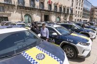 Imagen del alcalde de Alicante, Luis Barcala, en la plaza del Ayuntamiento con la nueva flota de vehículos de la Policía Local de 27 coches patru...
