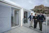 Imagen del alcalde de Alicante, Luis Barcala, en una visita de las viviendas recientemente terminadas en El Portón