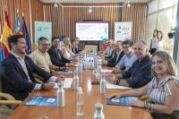 Imagen del alcalde de Alicante, Luis Barcala, junto con el presidente de la Diputación, Toni Pérez, y de los principales alcaldes del área metro...