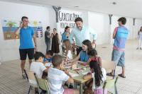 Imagen del alcalde de Alicante, Luis Barcala, en la visita a la escuelas municipales de verano