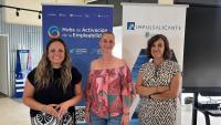 Imagen de la concejala de Empleo, Mari Carmen De España, junto a las técnicas de Empleo