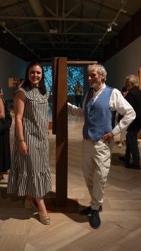 Imagen de la concejala de Cultura, Nayma Beldjilali, en la inauguración de la exposición de artistas Miquel Navarro y Andrés Rábago “El Roto”