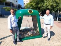 Imagen del concejal de Limpieza Viaria y Gestión de Residuos del Ayuntamiento de Alicante, Rafael Alemañ, y el gerente de Ecovidrio en la Comunid...
