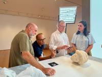 Imagen de la concejala de Cultura, Nayma Beldjilali, junto al catedrático de Arqueología de la Universidad de Murcia, José Miguel Noguera