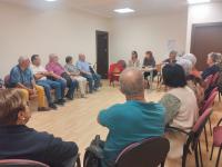 Imagen de la la concejala de Mayores, Begoña León, en una reunión con mayores