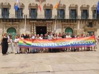 Imagen de Miembros de la Corporación y representantes de las asociaciones Alicante Entiende, Fundación de Mar a Mar y Entendemos LGTBI han desple...